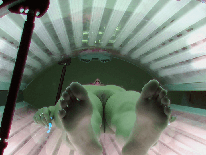 Heimliche Solarium Webcam liefert scharfe Nacktaufnahmen geiler Muschis von sexy Frauen